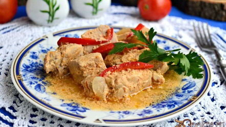 Рецепт свинины в сметанно-томатном соусе на пару