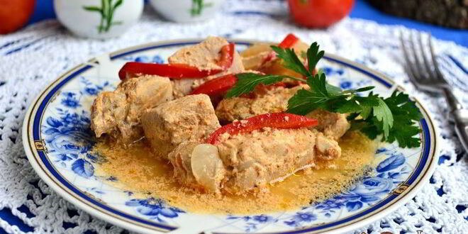 Рецепт свинины в сметанно-томатном соусе на пару