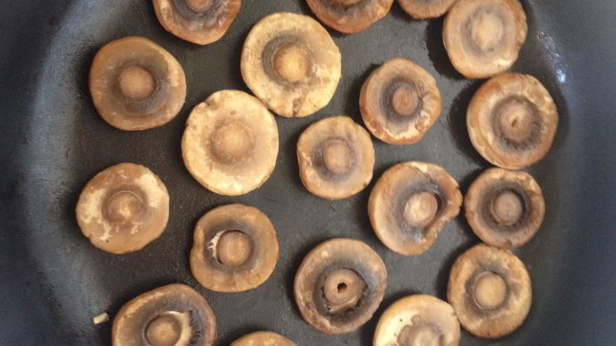 Рецепт свинины, запеченой с грибами и помидорами