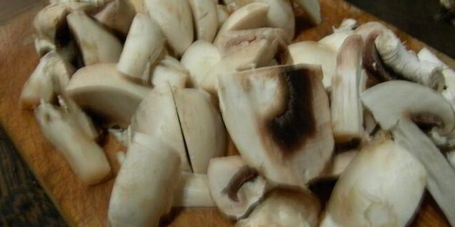 Рецепт нежного гарнира из лука-порея и грибов с маскарпоне