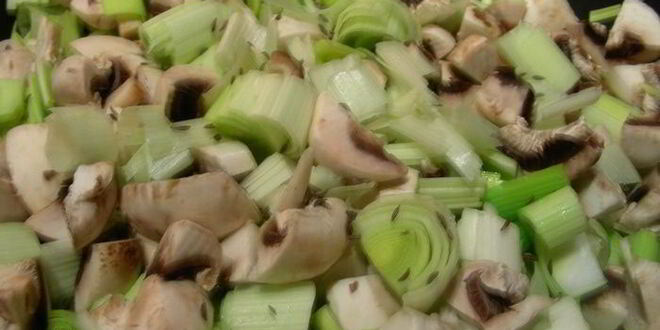 Рецепт нежного гарнира из лука-порея и грибов с маскарпоне