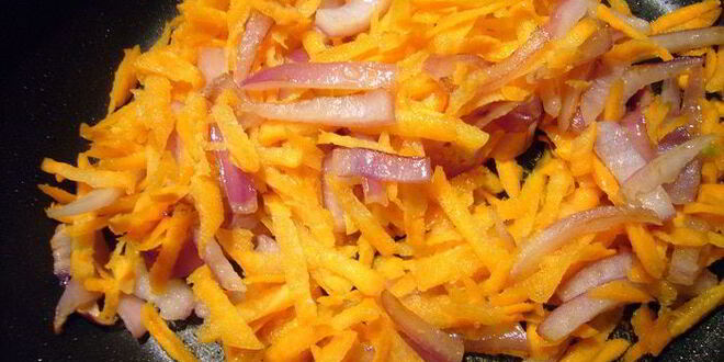 Рецепт фаршированных курятиной кабачки под овощной шубкой