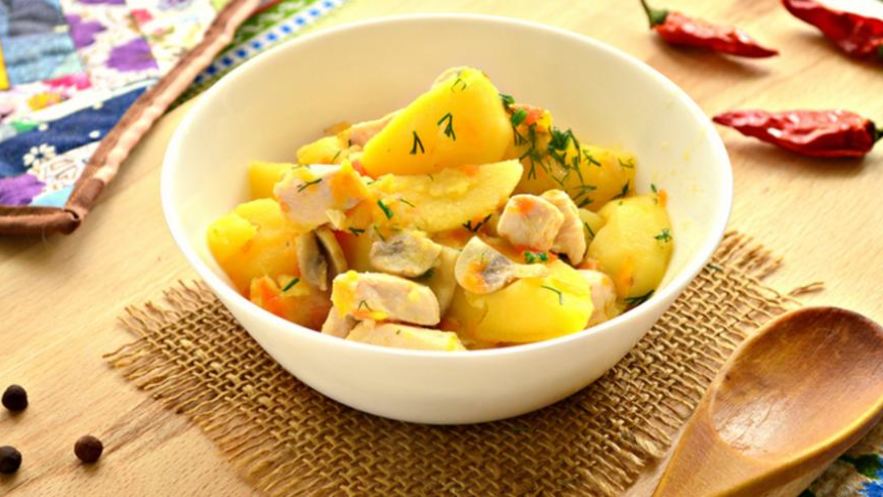 Рецепт картофеля, тушеного с шампиньонами и курицей