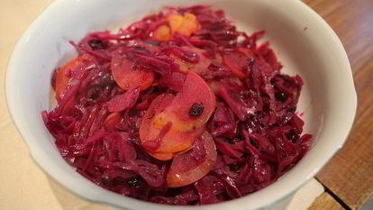 Рецепт Пряной тушеной капусты с яблоками