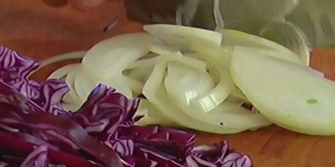 Рецепт пряной тушеной капусты с яблоками