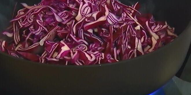 Рецепт пряной тушеной капусты с яблоками