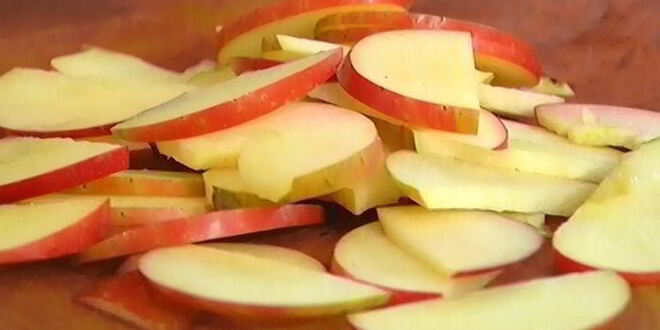 Рецепт пряной тушеной капусты с яблоками