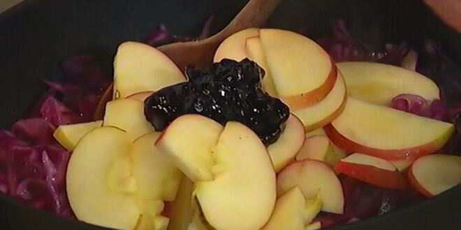 Рецепт пряной тушеной капусты с яблоками