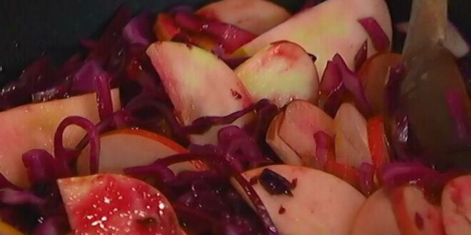 Рецепт пряной тушеной капусты с яблоками