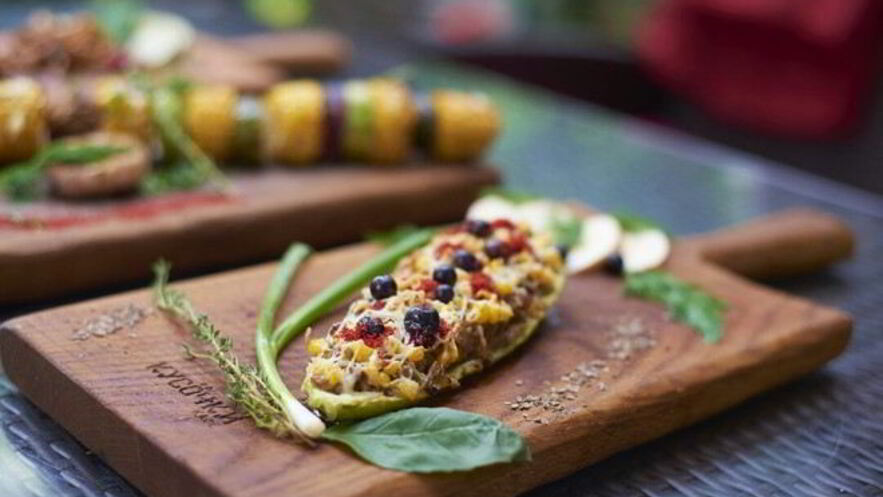 Рецепт запеченного кабачка с сырной корочкой, фаршированный уткой с грушей и кукурузой