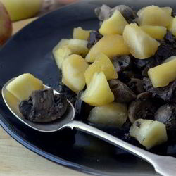 Рецепт Ароматной куриной печенки с грибами и яблочным чатни