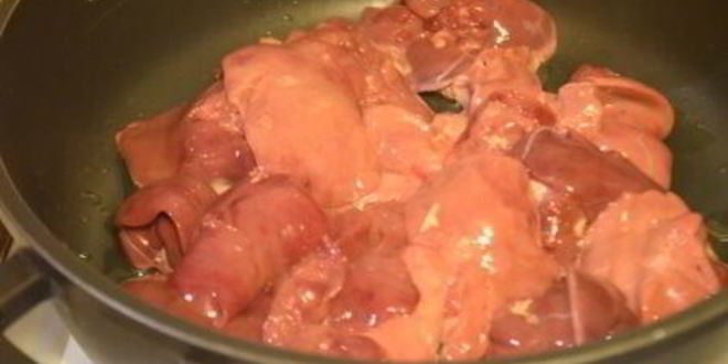 Рецепт ароматной куриной печенки с грибами и яблочным чатни