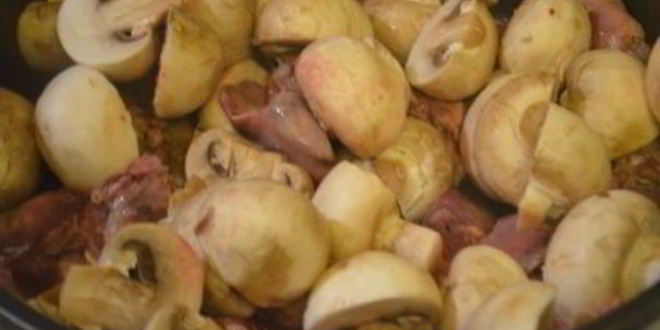 Рецепт ароматной куриной печенки с грибами и яблочным чатни