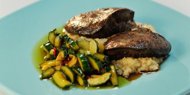 Рецепт индюшачьей печенки с киноа и битыми огурцами