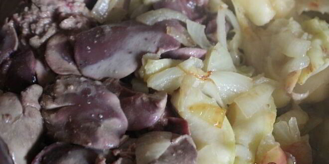 Рецепт куриной печени с яблоками и луком