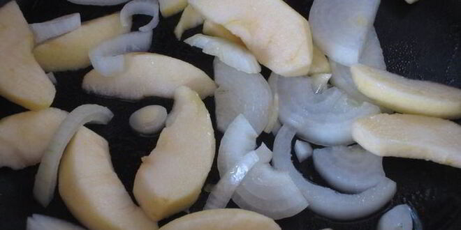 Рецепт куриной печени с яблоками и майораном