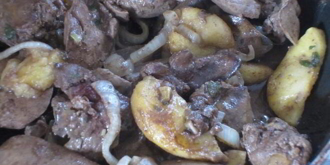 Рецепт куриной печени с яблоками и майораном