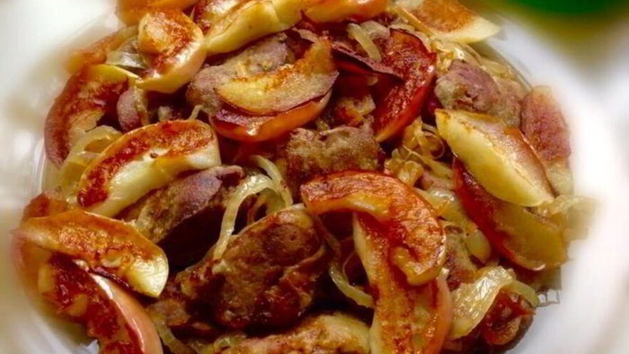 Рецепт куриной печени с жареными яблоками
