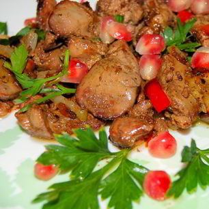 Рецепт Куриной печени , тушенной в красном вине с гранатами