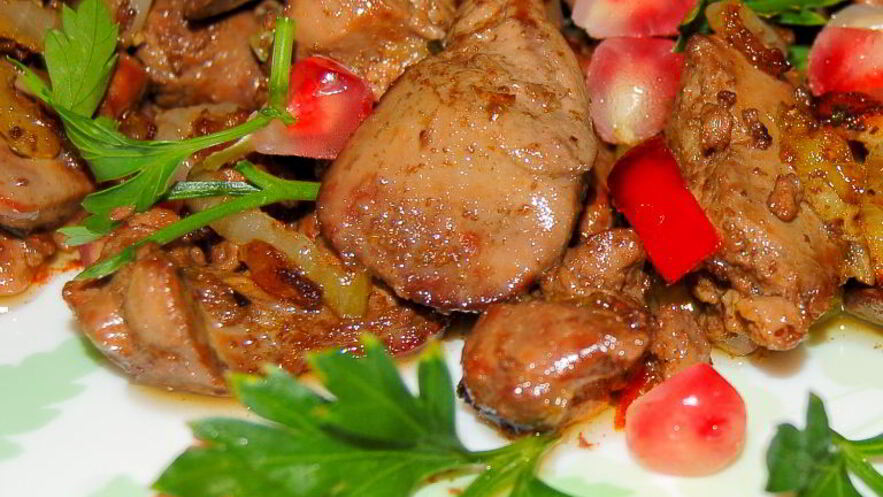 Рецепт куриной печени , тушенной в красном вине с гранатами
