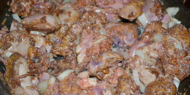 Рецепт куриной печени в кабачково-яблочном соусе