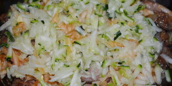 Рецепт куриной печени в кабачково-яблочном соусе