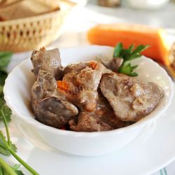 Рецепт Печени индейки с морковью и луком в сметане