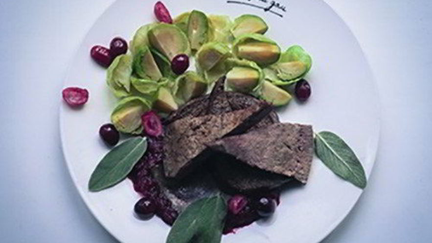 Рецепт печени с клюквенным соусом и брюссельской капустой