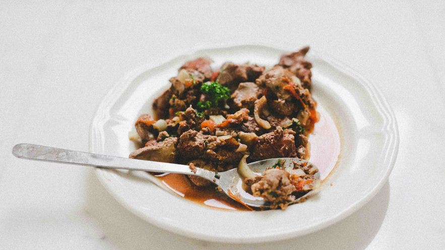 Рецепт печени тушеной с помидорами
