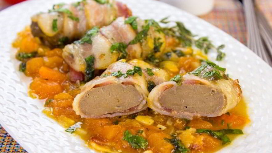 Рецепт печени в беконе в томатном соусе