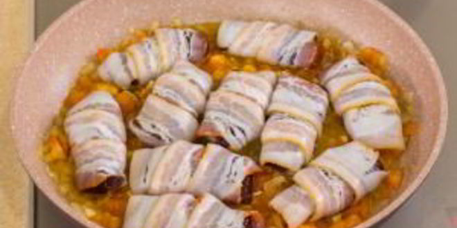 Рецепт печени в беконе в томатном соусе