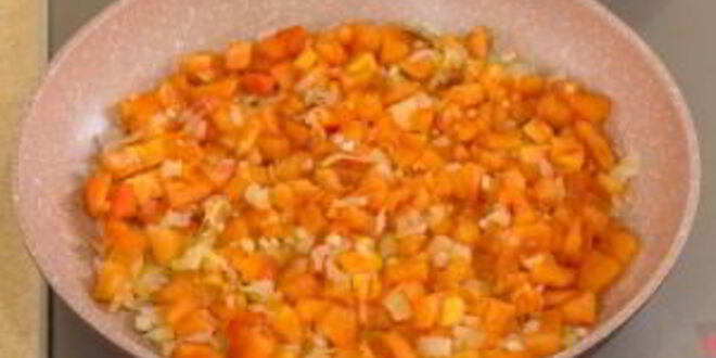 Рецепт печени в беконе в томатном соусе