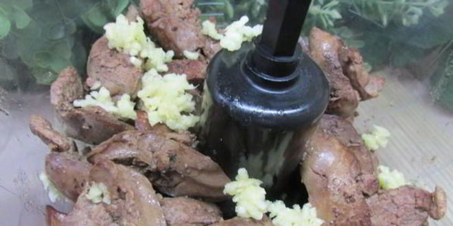 Рецепт печеночных шариков с жареным луком в фисташках