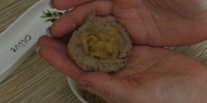 Рецепт печеночных шариков с жареным луком в фисташках