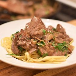 Рецепт Свиной печени в сметане с луком тушеная