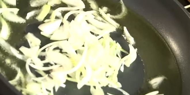 Рецепт свиной печени в сметане с луком тушеная