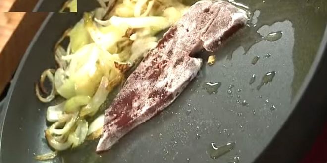 Рецепт свиной печени в сметане с луком тушеная