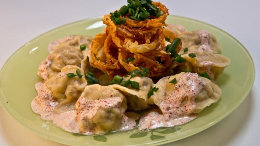 Рецепт пельменей медвежьи уши со смешанным фаршем и розовой сметаной