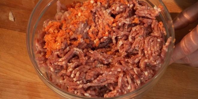 Рецепт пельменей медвежьи уши со смешанным фаршем и розовой сметаной