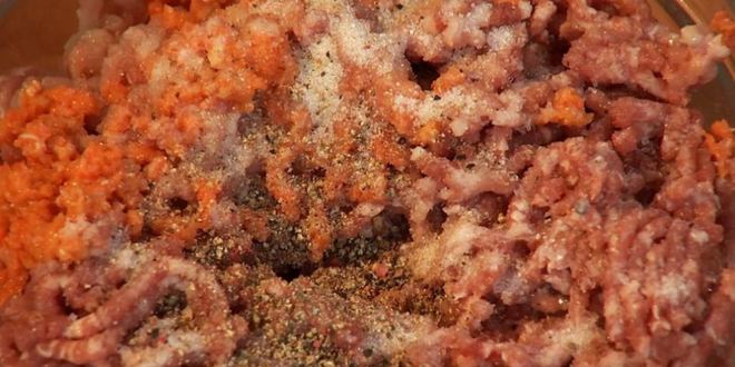 Рецепт пельменей медвежьи уши со смешанным фаршем и розовой сметаной