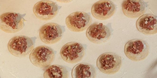 Рецепт пельменей медвежьи уши со смешанным фаршем и розовой сметаной
