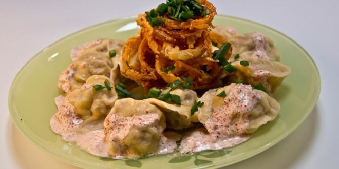 Рецепт пельменей медвежьи уши со смешанным фаршем и розовой сметаной