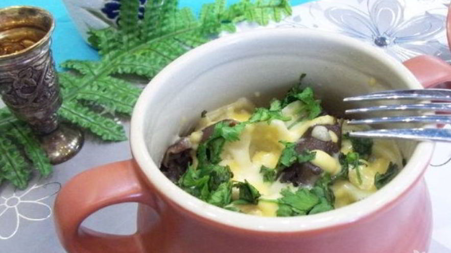 Рецепт пельменей с вешенками в горшочках в микроволновке