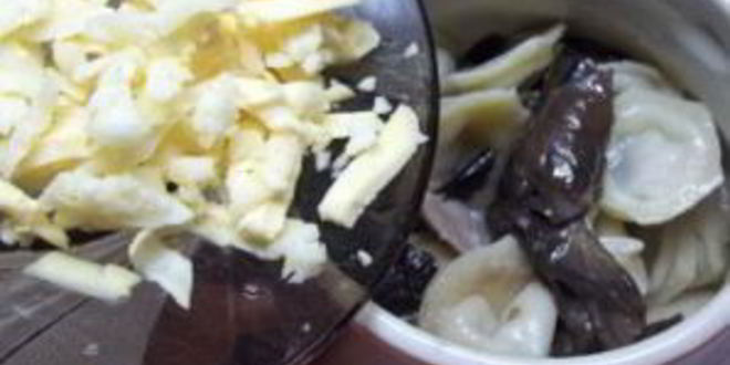 Рецепт пельменей с вешенками в горшочках в микроволновке