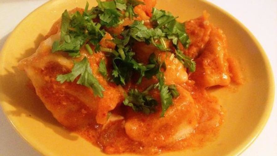 Рецепт пельменей тушеных с соусом в мультиварке