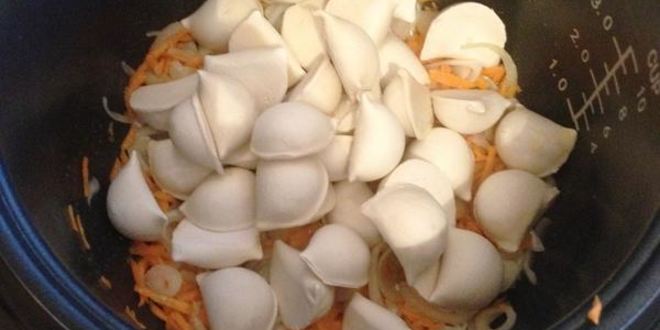 Рецепт пельменей тушеных с соусом в мультиварке