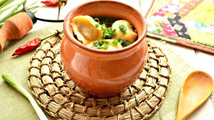 Рецепт пельменей в горшочках с овощами