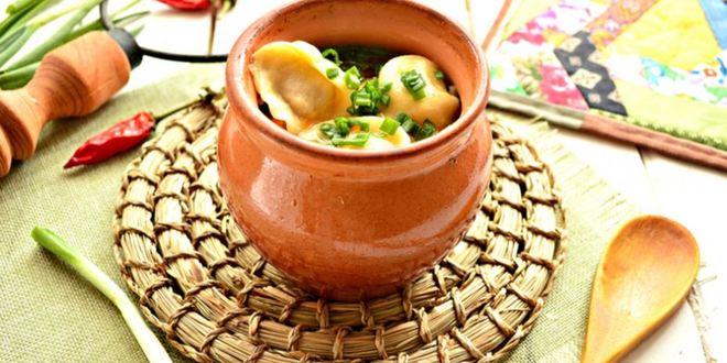 Рецепт пельменей в горшочках с овощами
