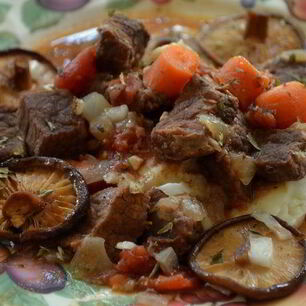 Рецепт Говяжьего рагу с грибами и розмарином