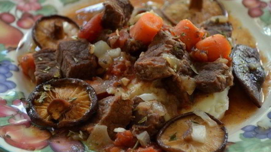 Рецепт говяжьего рагу с грибами и розмарином